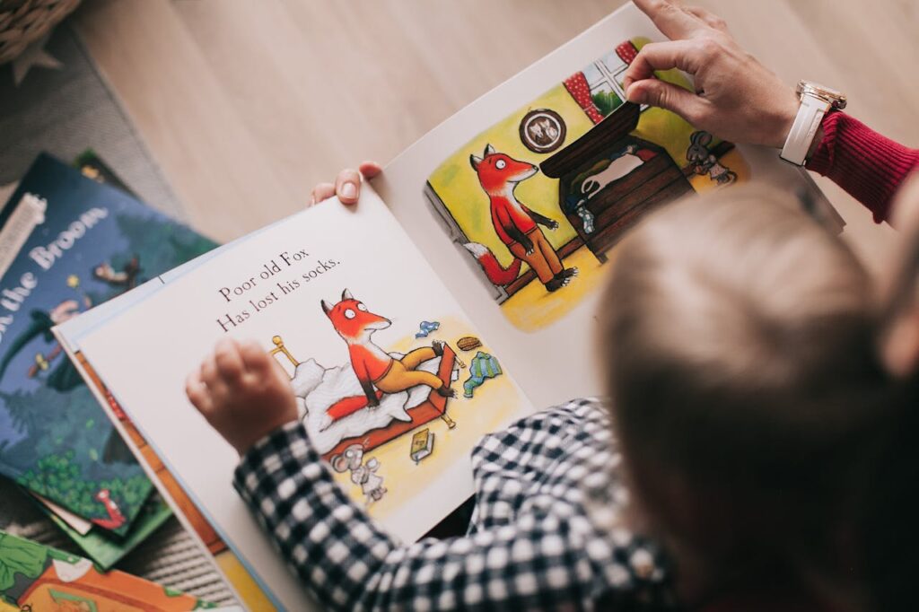 Un jeune enfant lit un livre, participant à une activité éducative.